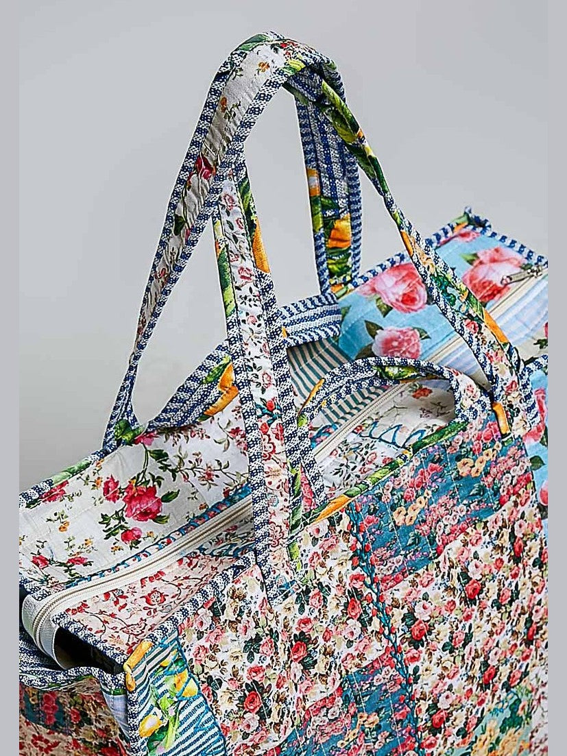 Blue-Bound Artisanal Illusion Patchwork Shopper Bag: IVORY/BLUE / Os