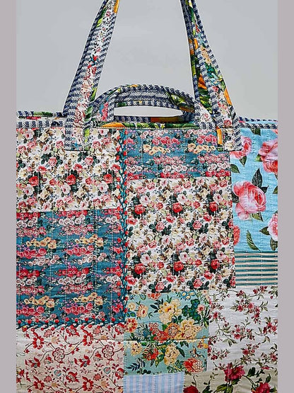 Blue-Bound Artisanal Illusion Patchwork Shopper Bag: IVORY/BLUE / Os