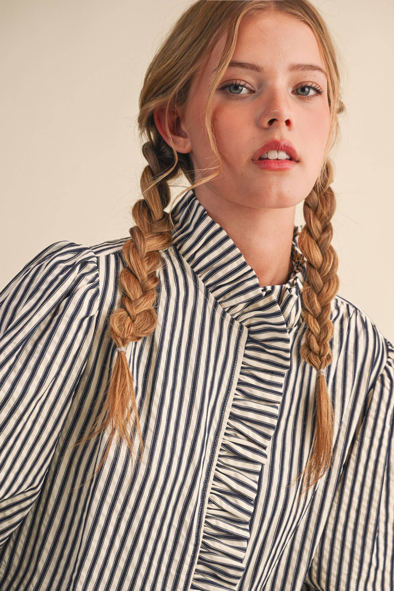 STRIPED RUFFLED BUTTON DOWN LONG SLEEVE TOP: Denim Blue Stripe