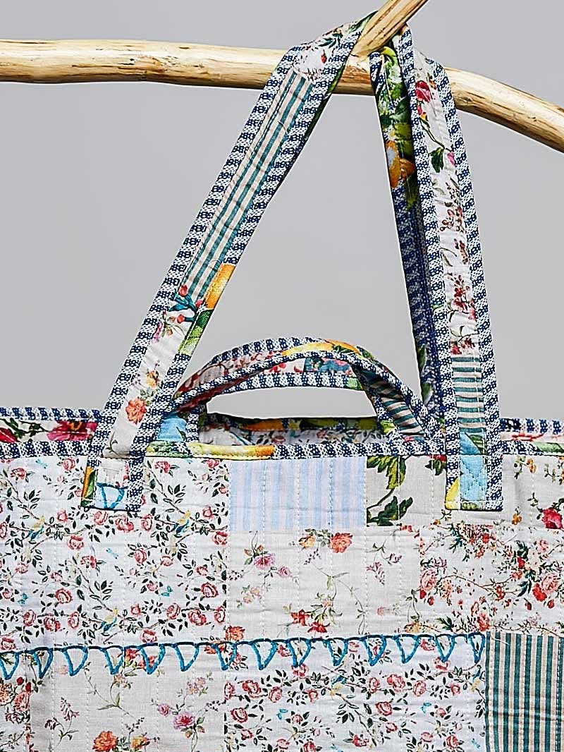 Blue-Bound Artisanal Illusion Patchwork Shopper Bag: IVORY/BLUE / Os