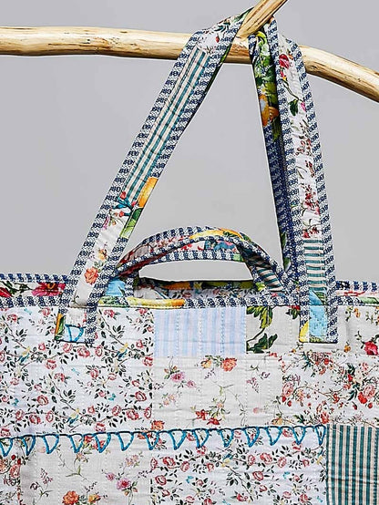 Blue-Bound Artisanal Illusion Patchwork Shopper Bag: IVORY/BLUE / Os